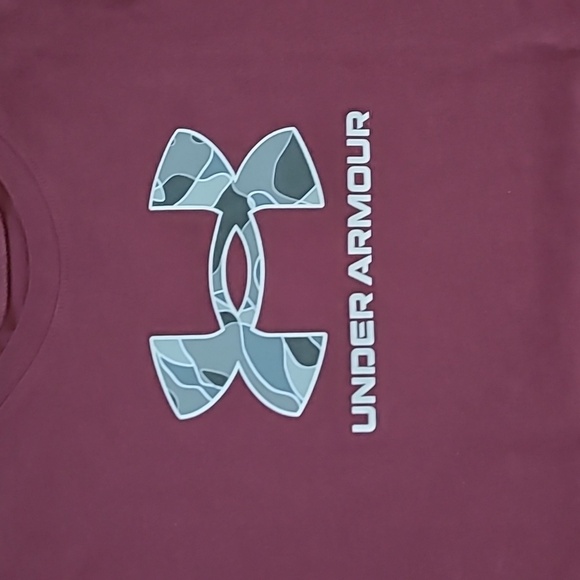 Under Armour Boy's maroon t-shirt with camo logo on front size XL - Picture 2 of 4